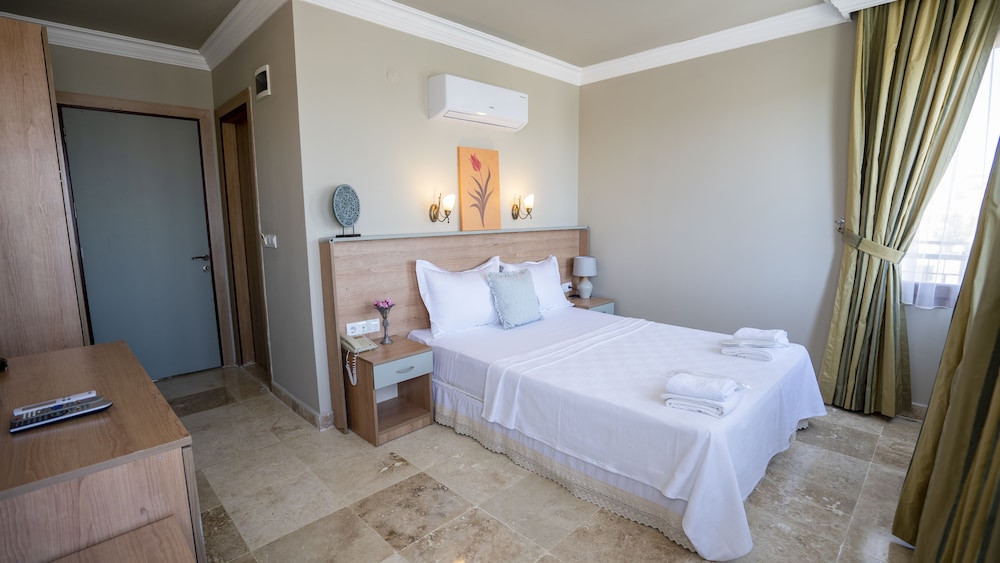 Deluxe Room, Partial Sea View