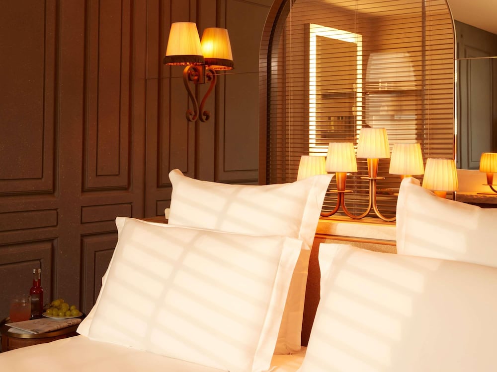 Premier Room, 1 King Bed - Photo 3
