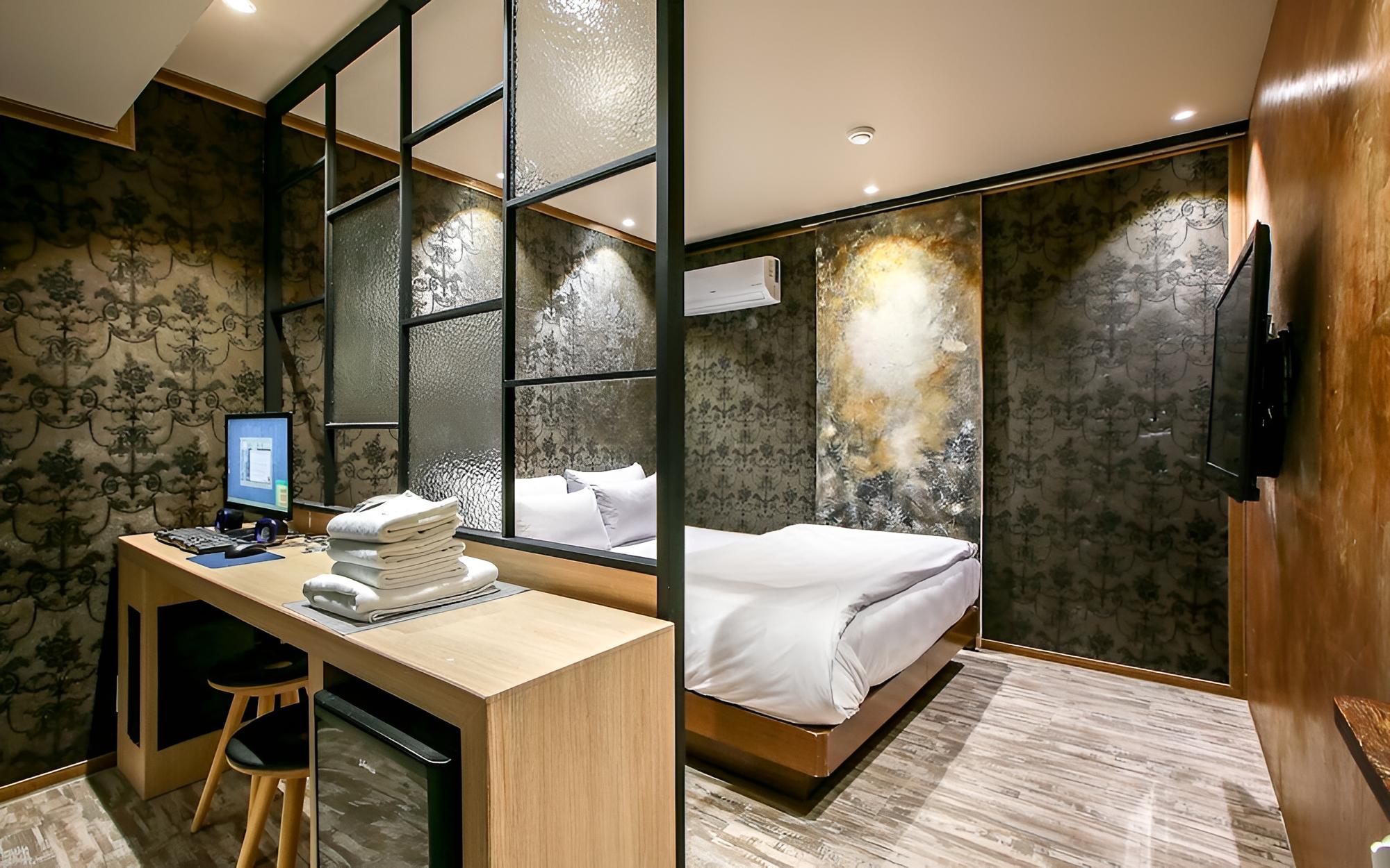 Room (Standard) - Photo 10