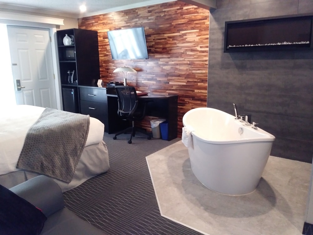 Junior Suite, 1 King Bed, Non Smoking, Bathtub photo 3