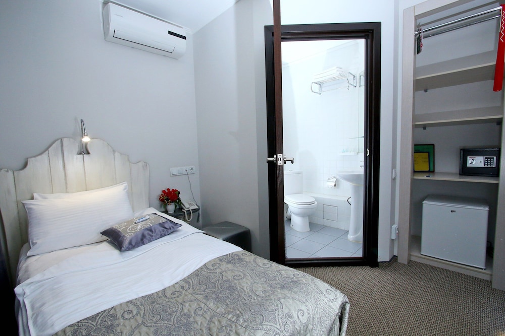 Small Single Room photo 1