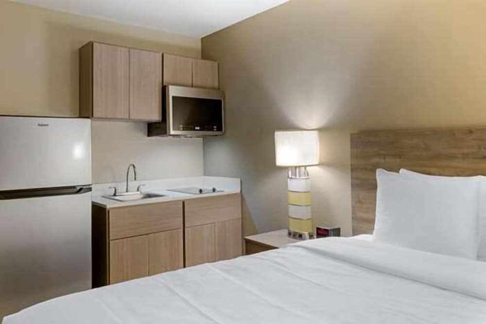 Room, 1 Queen Bed, Accessible, Non Smoking (Accessible Tub) photo 2