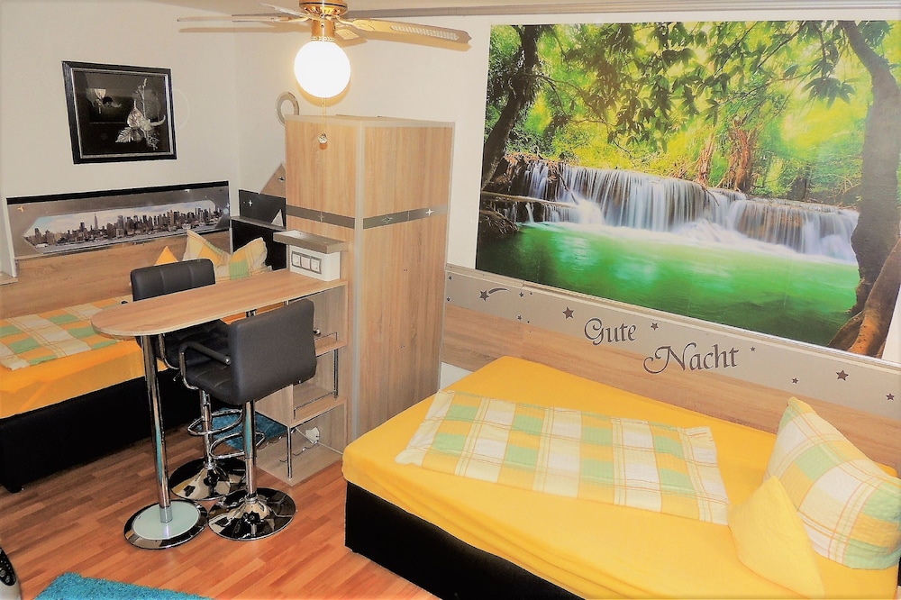 Standard Twin Room, Refrigerator & Microwave photo 2