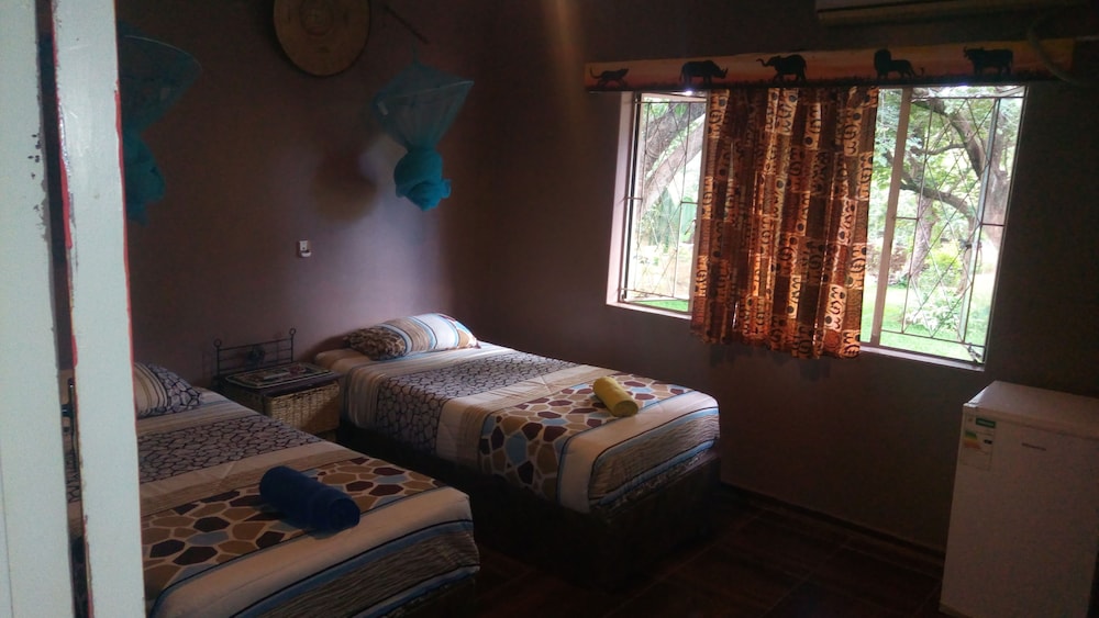 Standard Twin Room, 2 Twin Beds, Shared Bathroom photo 1