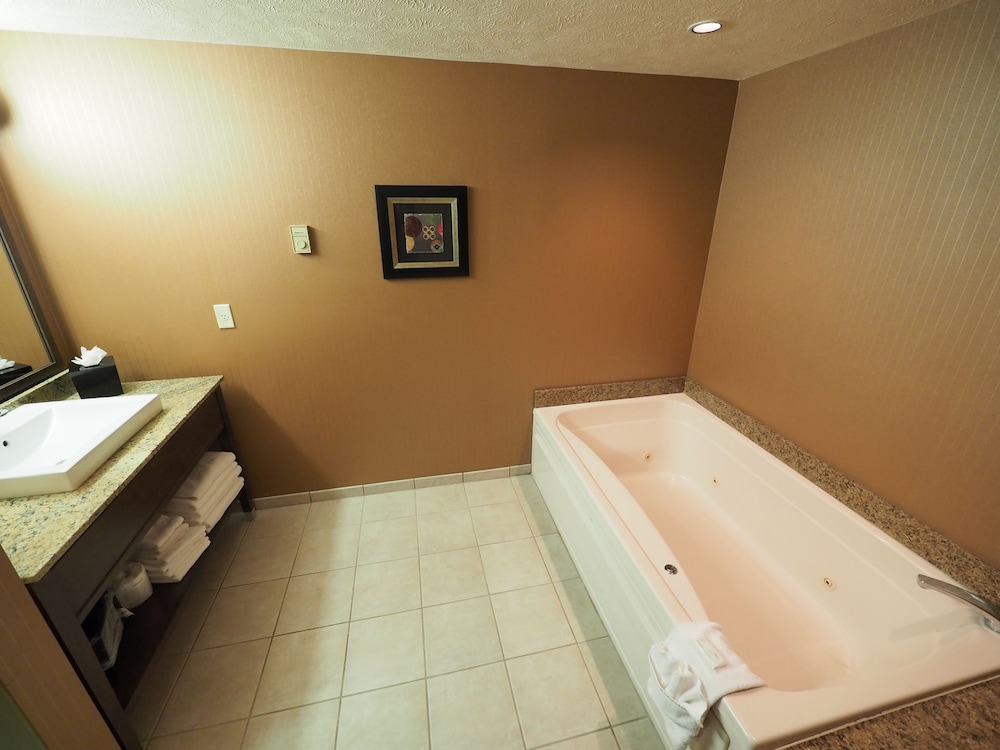 Suite, 2 Queen Beds, Jetted Tub photo 2