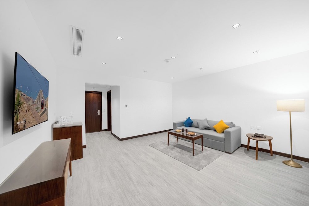 Standard Suite, 1 Queen Bed with Sofa bed, Non Smoking, Pool View - Photo 4