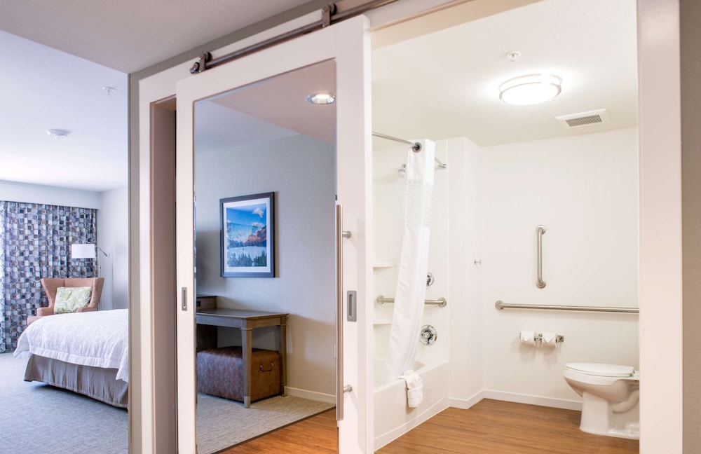 Room, 1 King Bed, Accessible, Bathtub photo 2