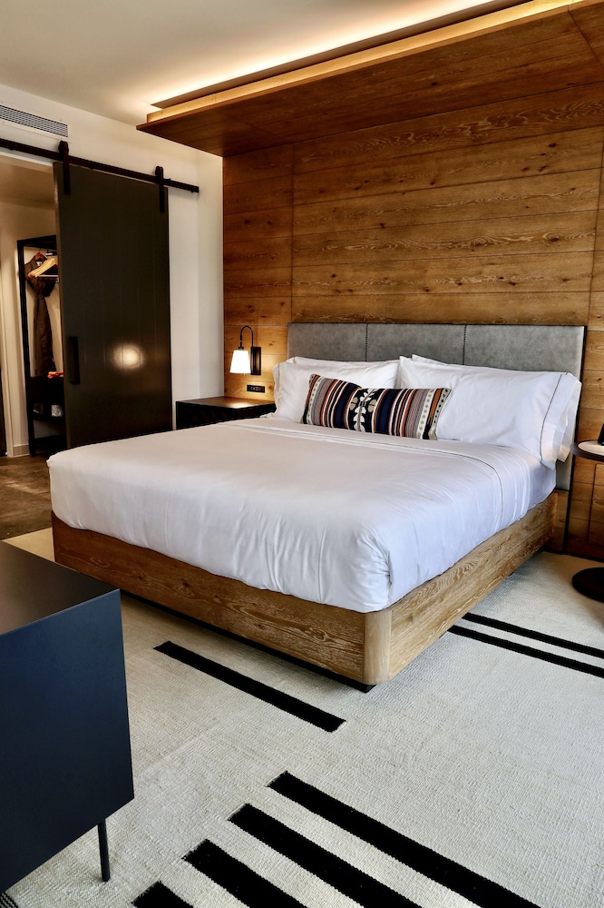 Deluxe Room, 1 King Bed, Accessible (Hearing) - Photo 9