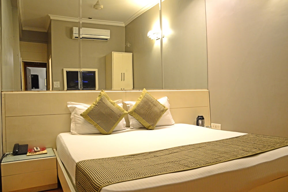 Standard Twin Room thumbnail 6