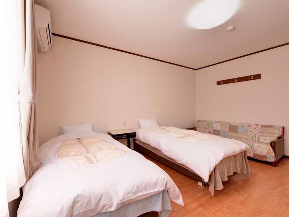 Twin Room with Private Toilet, Shared Bathroom photo 3