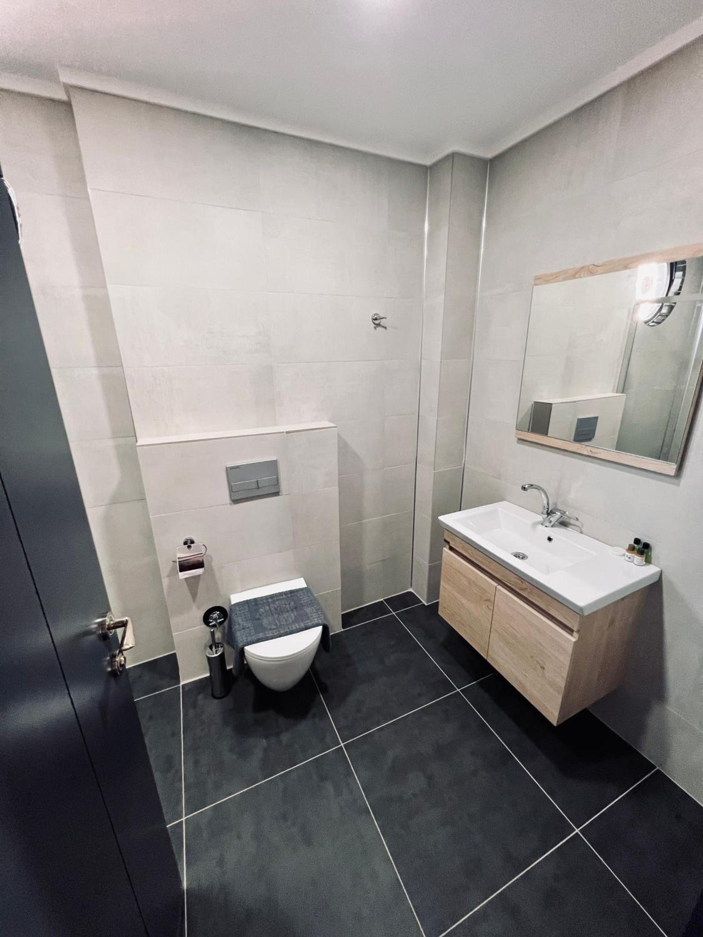 Budget Double Room - Photo 9