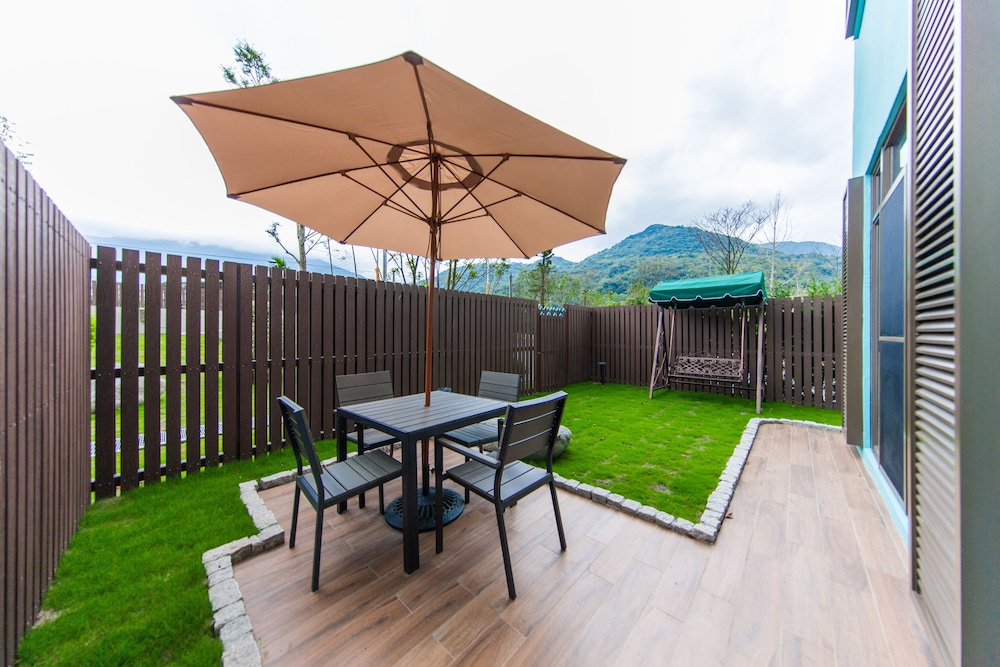 Family Villa Garden Room