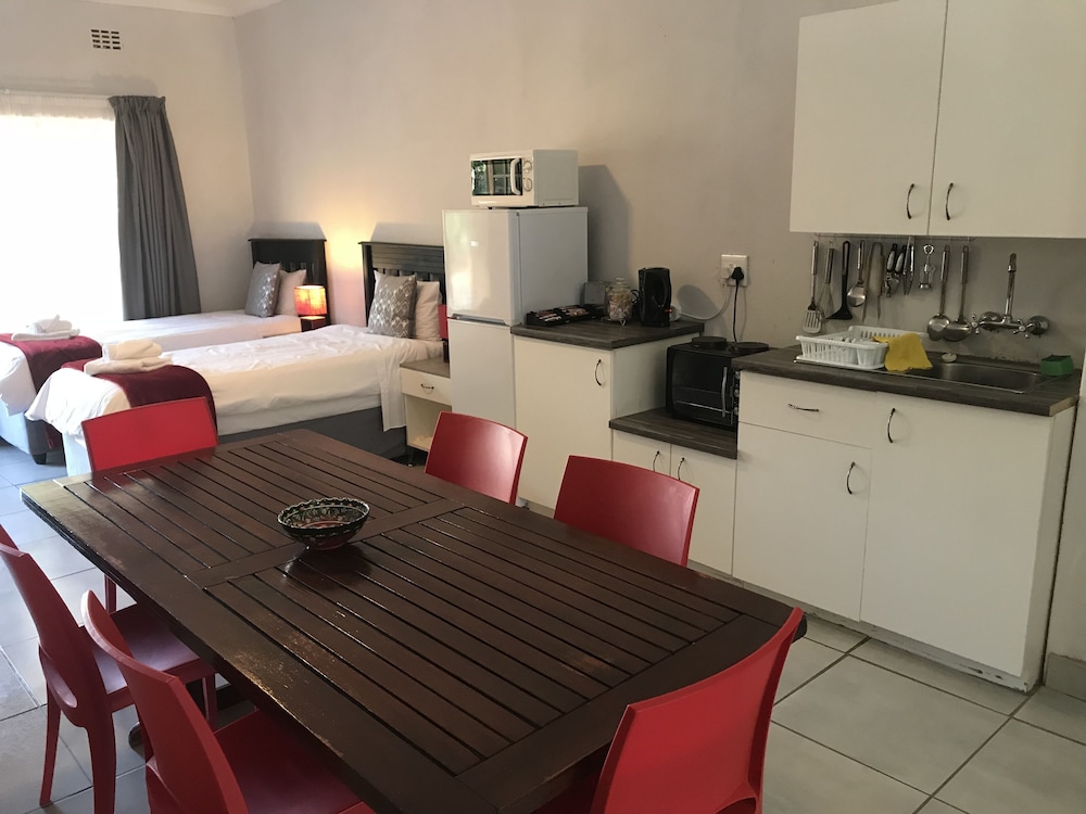 Deluxe Studio Suite, Multiple Beds, Kitchen photo 3