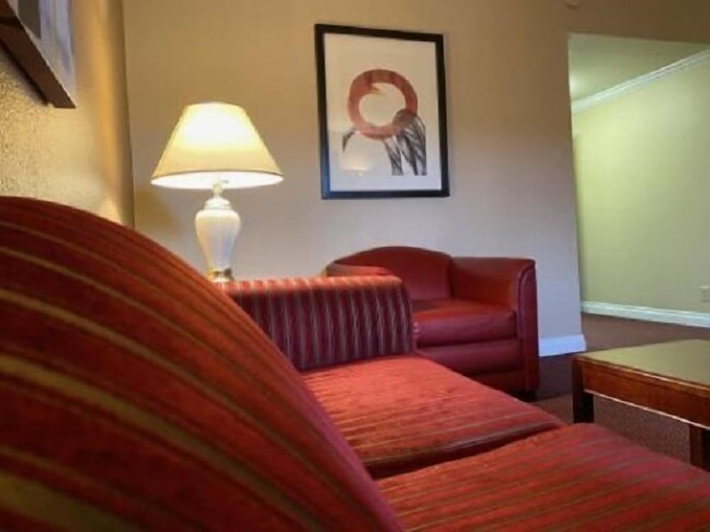 Suite Two Queen Room - Photo 4
