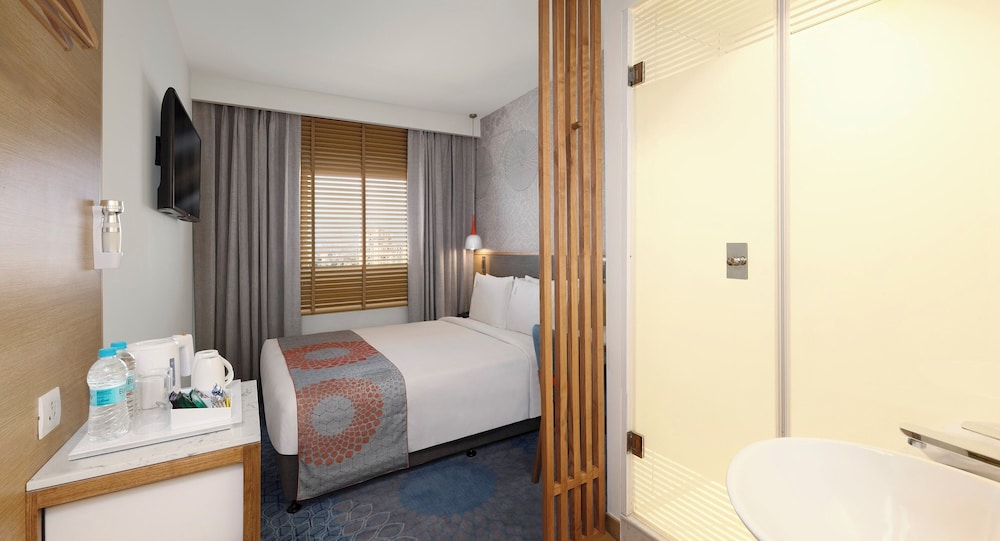 Standard Room, 1 Queen Bed photo 2