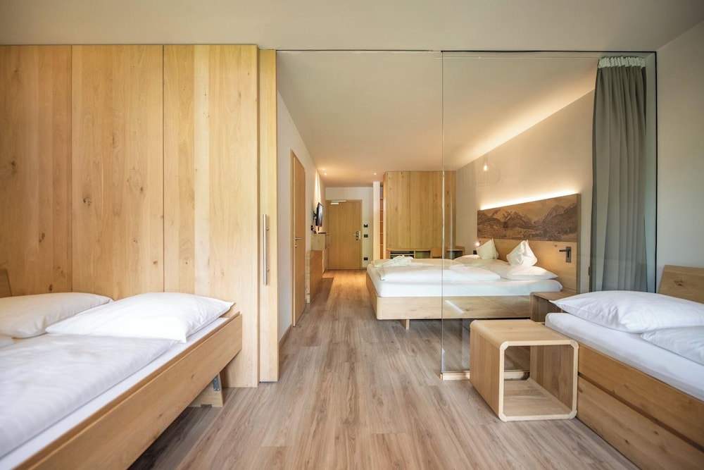 Superior Quadruple Room, Multiple Beds, Mountain View photo 3