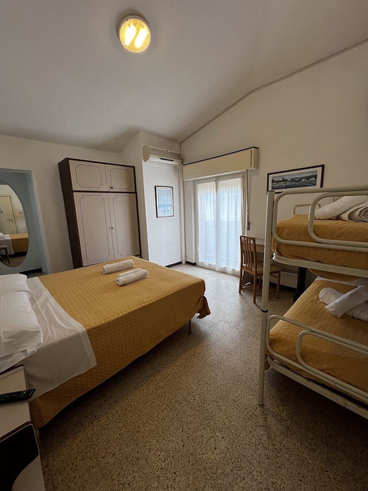 Superior Quadruple Room - Photo 1