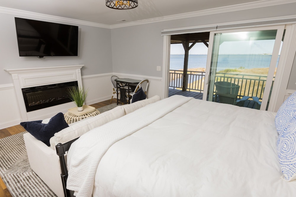 202 - Luxury Water View Room photo 3