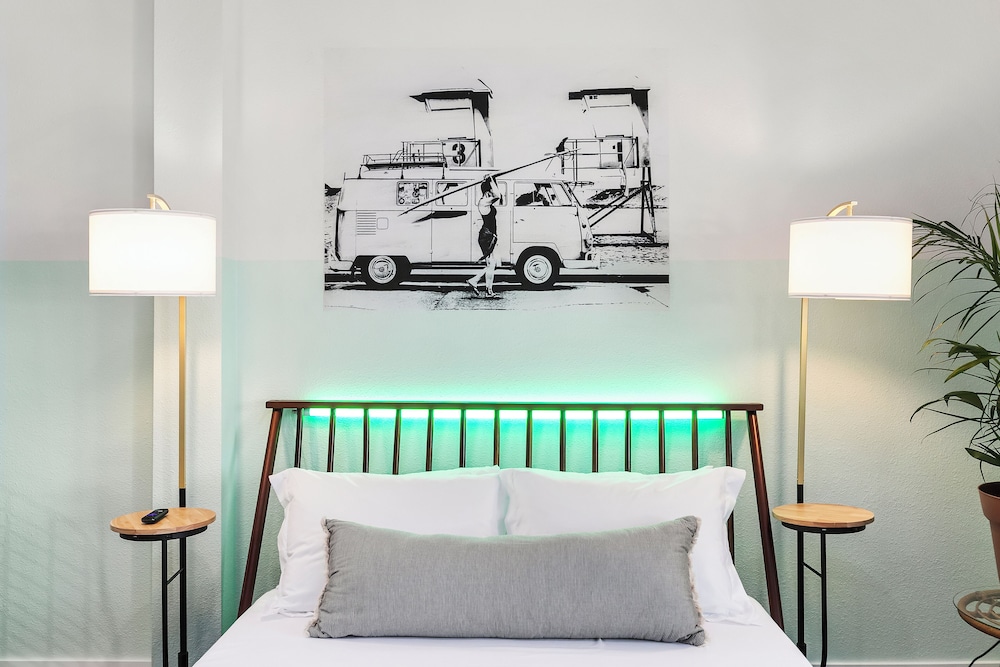 Deluxe Twin Room, 1 Queen Bed photo 1