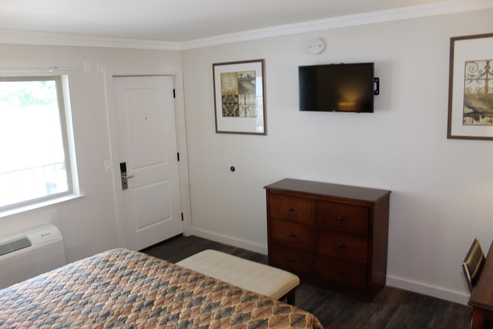 Deluxe Room, 1 King Bed - Photo 1