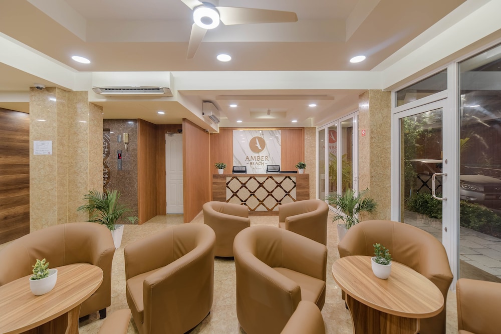 Deluxe Cityview Queen with Balcony (Free Return Airport Transfer and Breakfast Included) - Photo 2