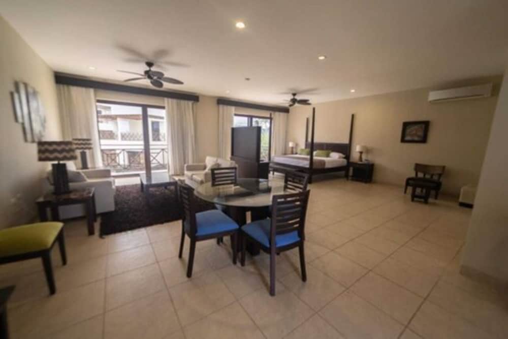 Premium Studio Suite, Pool View photo 2