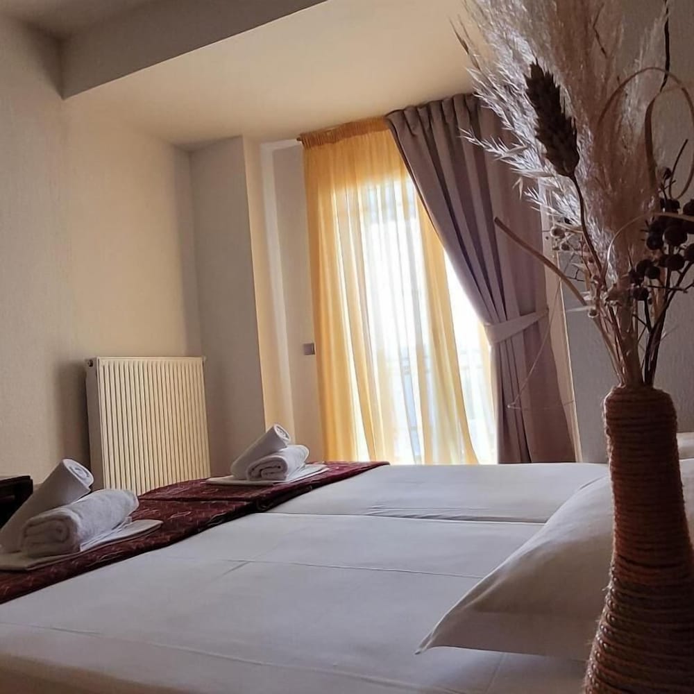 Comfort Double Room, 1 Bedroom, Private Bathroom, Park View photo 3