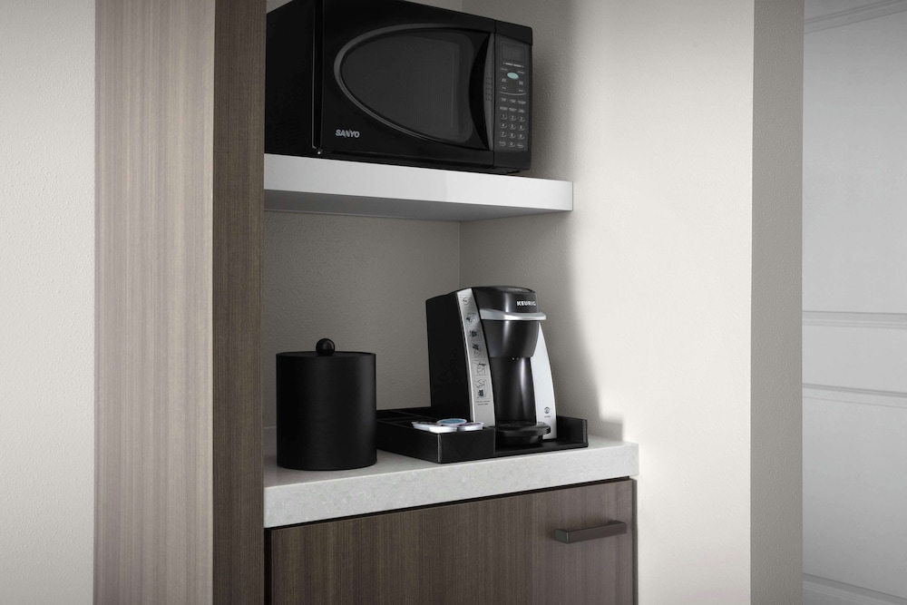 Room, 2 Queen Beds, Non Smoking (Drinks-Snacks) - Photo 6