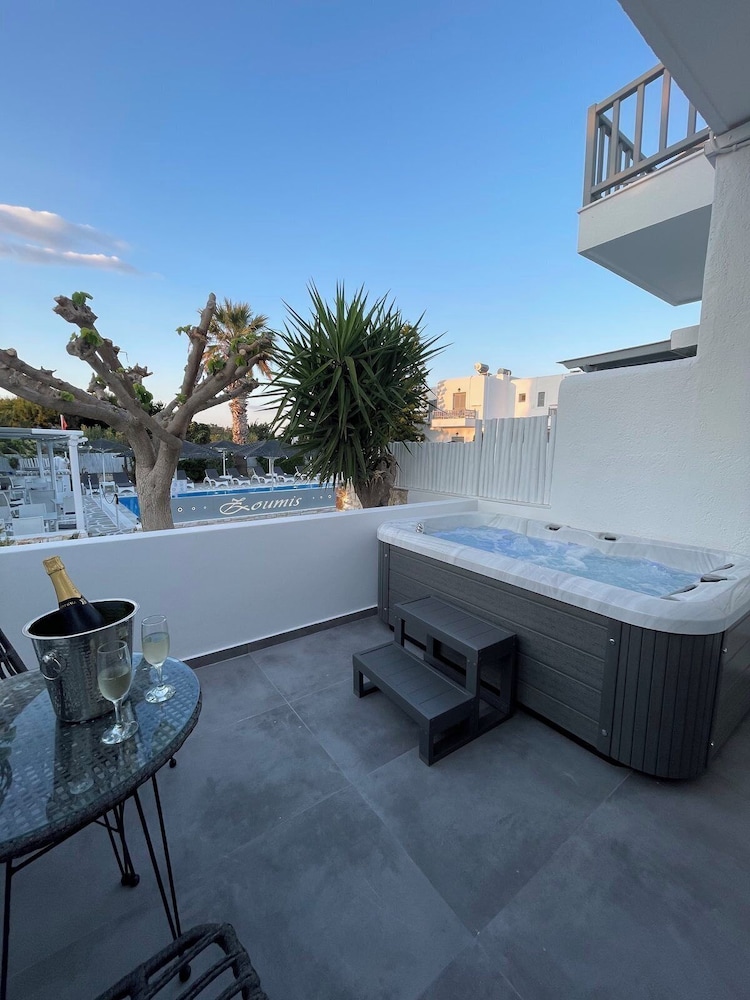 Luxury Double or Twin Room, Hot Tub, Pool View photo 2
