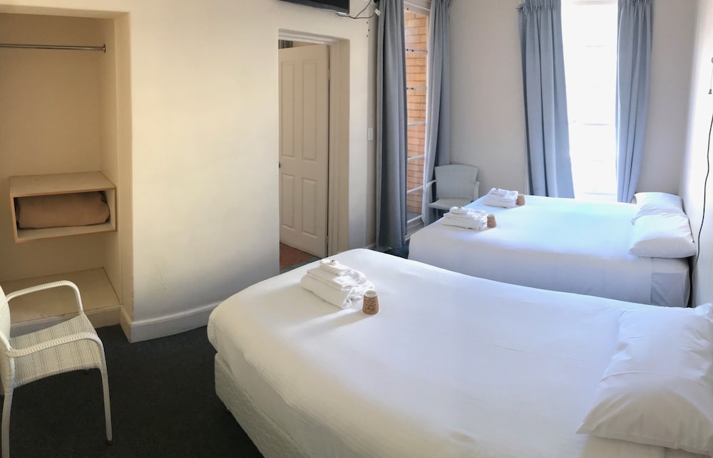 Triple Room, Ensuite photo 2