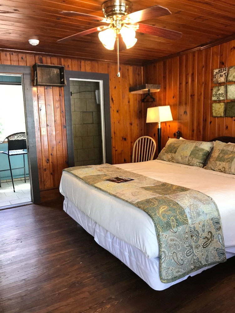 Standard Room, 1 King Bed, Balcony (The Mountain Laurel Room) photo 1
