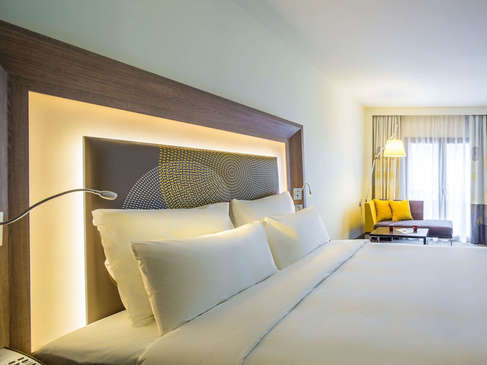 Superior Room, 1 Queen Bed with Sofa bed thumbnail 5