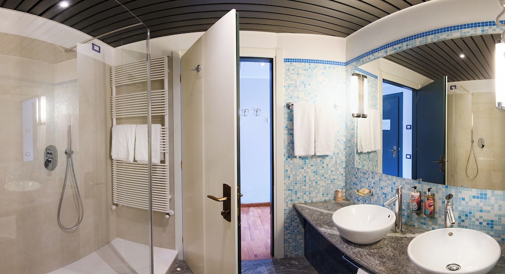 Deluxe Double Room, Lake View photo 3