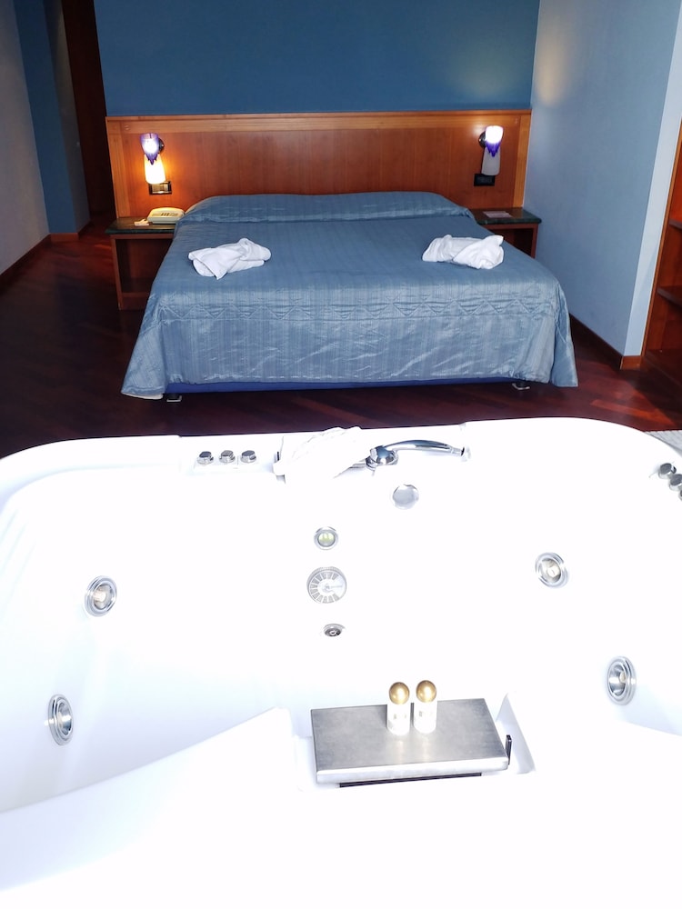 Deluxe Suite, Hot Tub - Photo 3