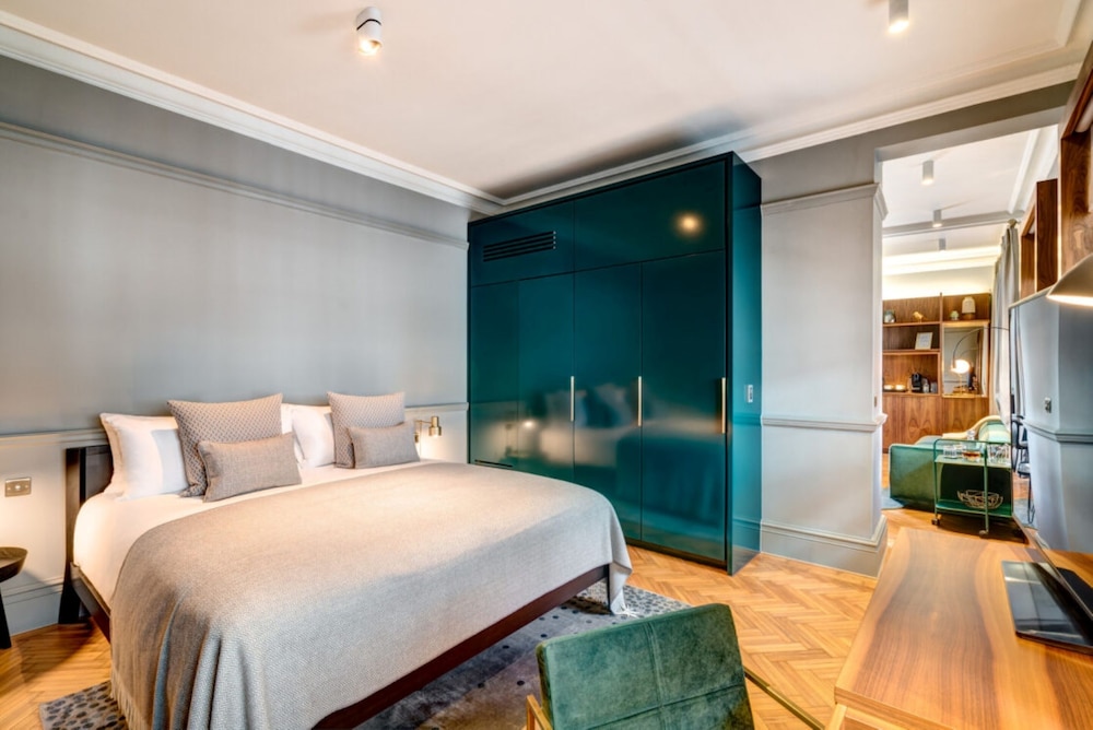Signature Suite, 1 King Bed, Fireplace with Club Lounge Access