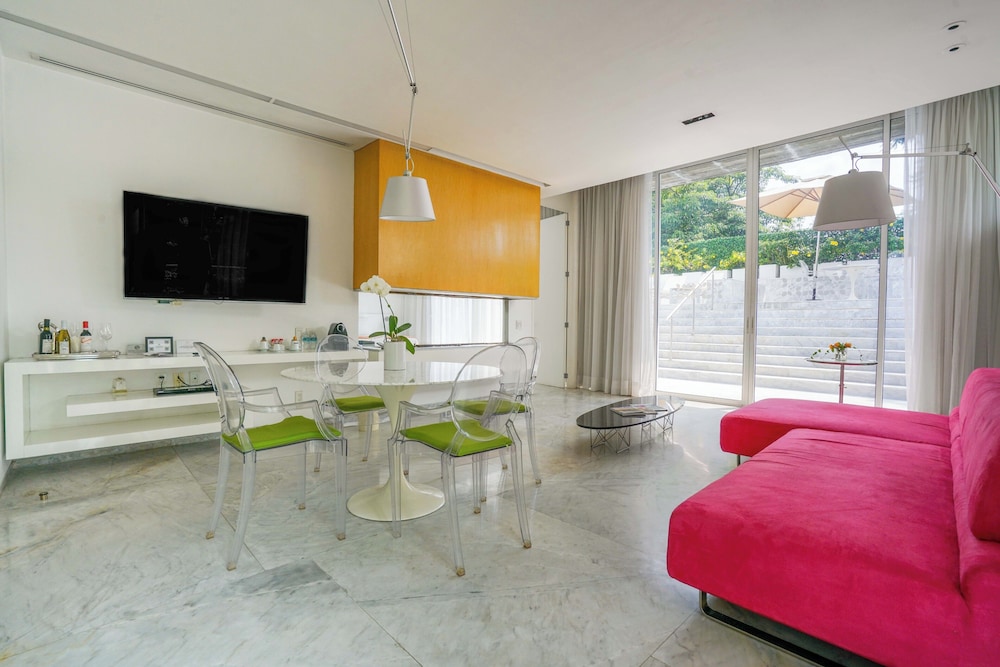 Presitential suite with hot tub and jacuzzi
