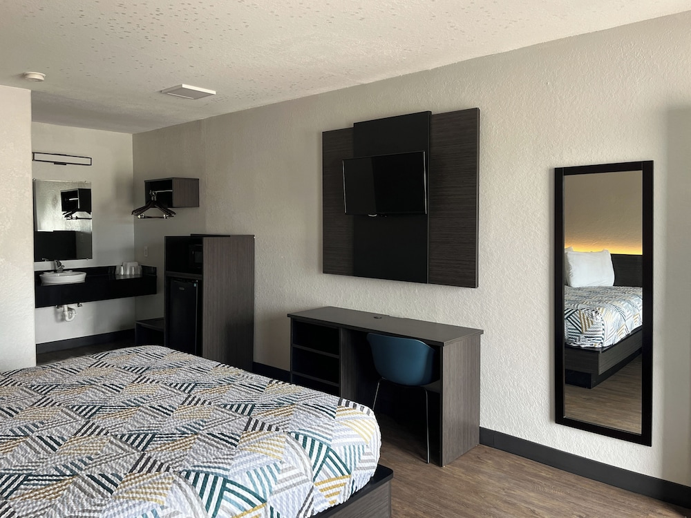 Standard Room, 1 King Bed, Non Smoking photo 3