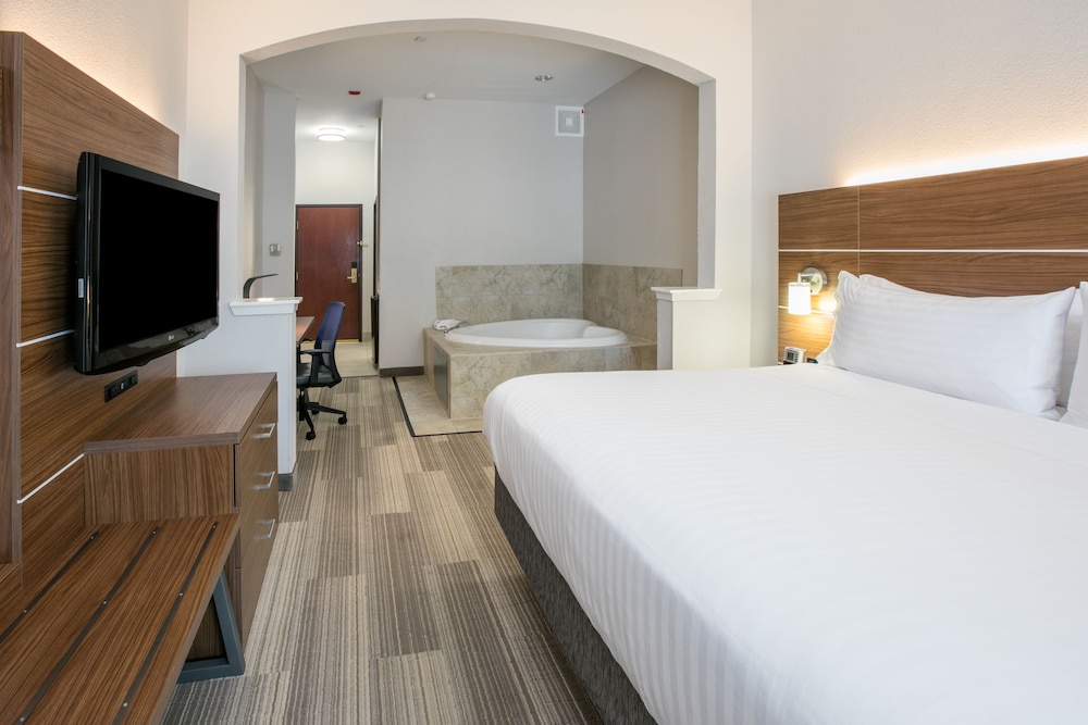Standard Room, 1 King Bed, Jetted Tub - Photo 8