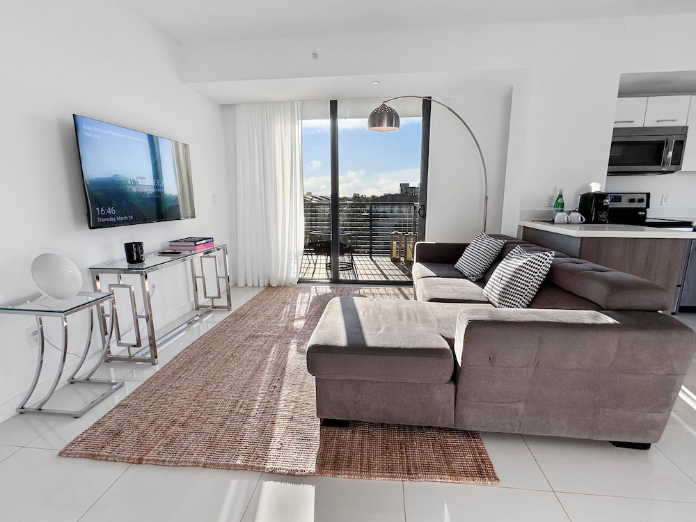 Penthouse - One Bedroom Apartment w/Kitchen and Balcony photo 3