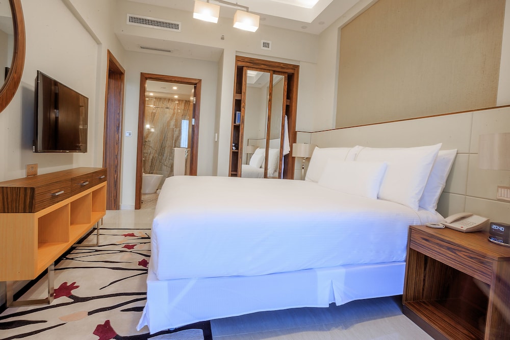 Superior Studio, 1 King Bed, Pool View - Photo 4
