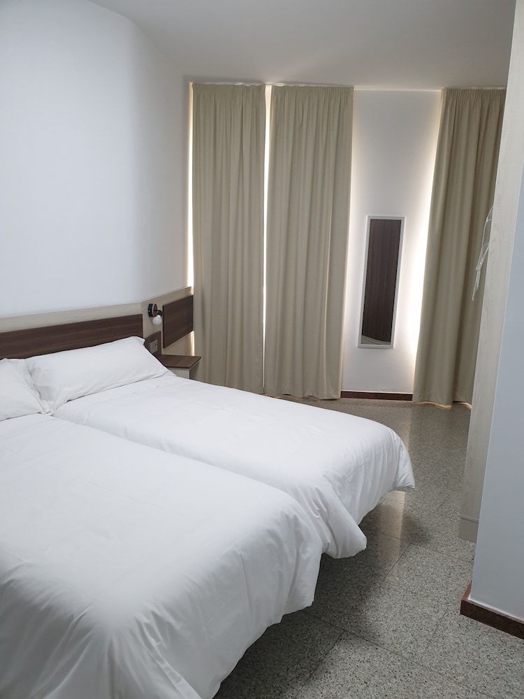 Standard Twin Room, Accessible (2) - Photo 1
