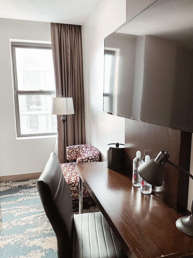 Room, 1 King Bed, Accessible Bathtub - Photo 11