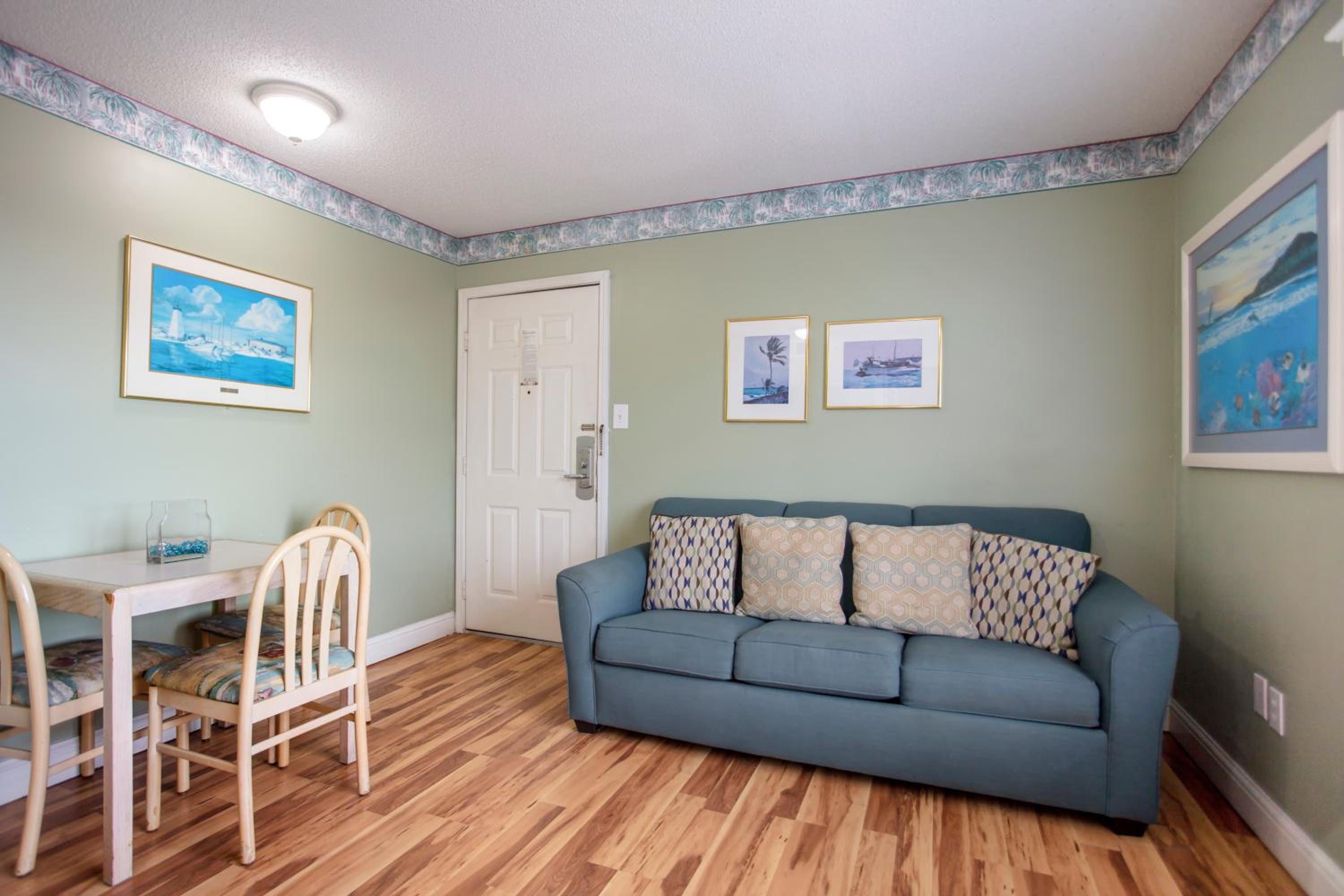 Deluxe Family Suite- Non Smoking - Photo 8