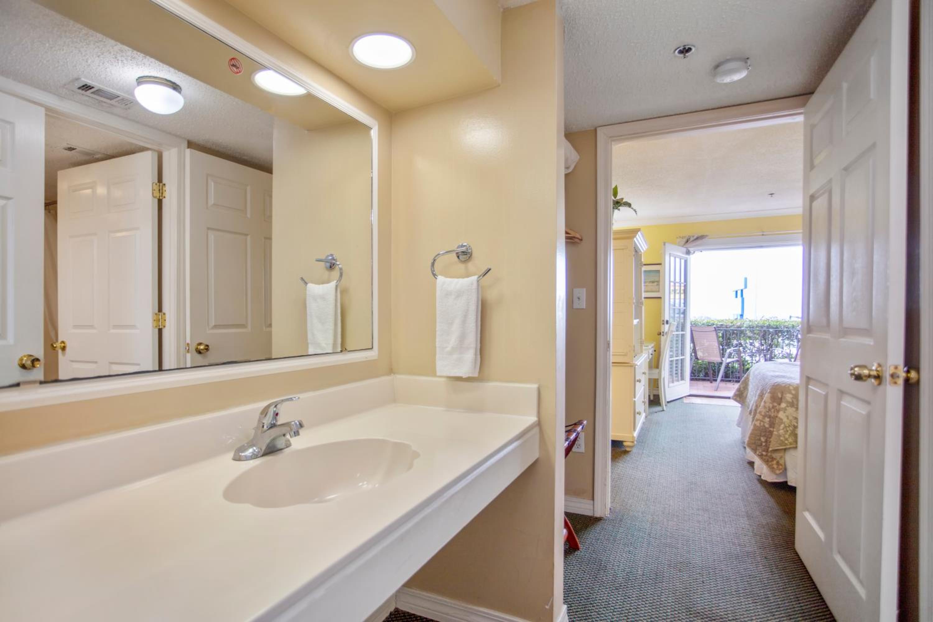 King Suite with Ocean View - Non Smoking - Photo 7