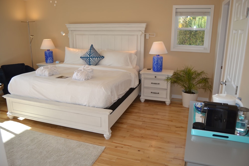 Deluxe Double Room, 1 King Bed, Patio, Mountain View