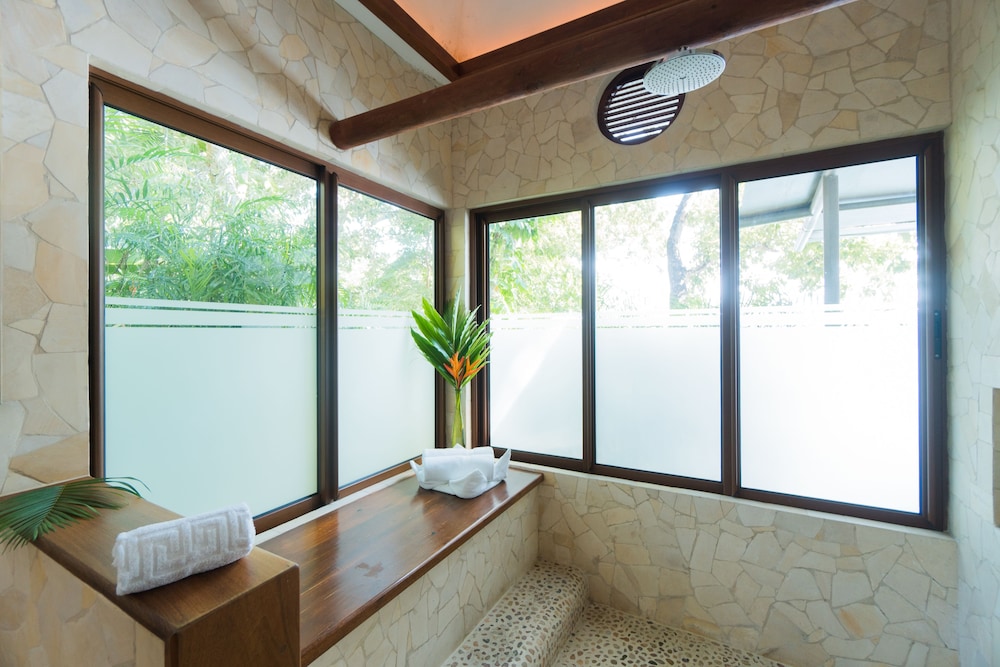 Lake View Jr Suite King