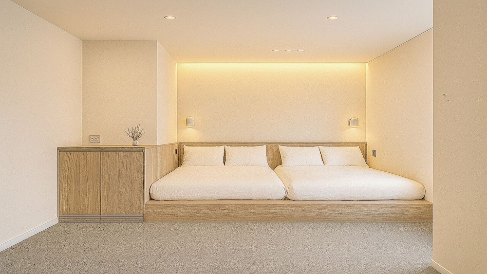 Quadruple Room, 2 Queen Beds, Non Smoking, Private Bathroom
