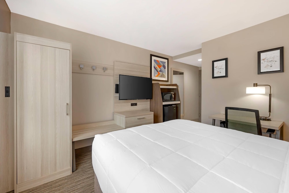 Room, 1 Queen Bed, Accessible Bathtub, Non Smoking - Photo 2