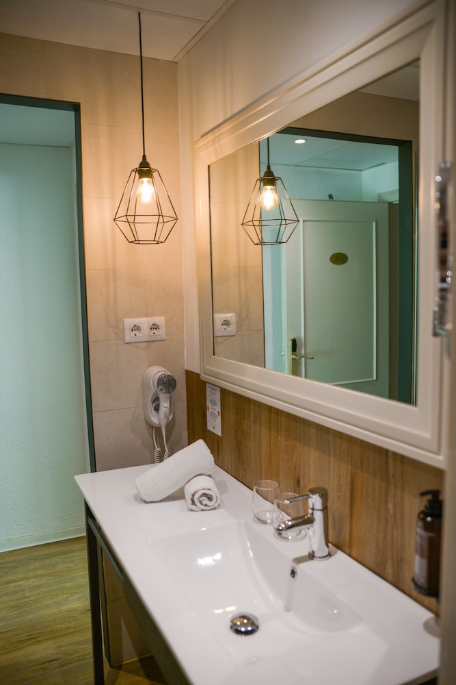 Deluxe Double Room, Balcony (2 adults) - Photo 6