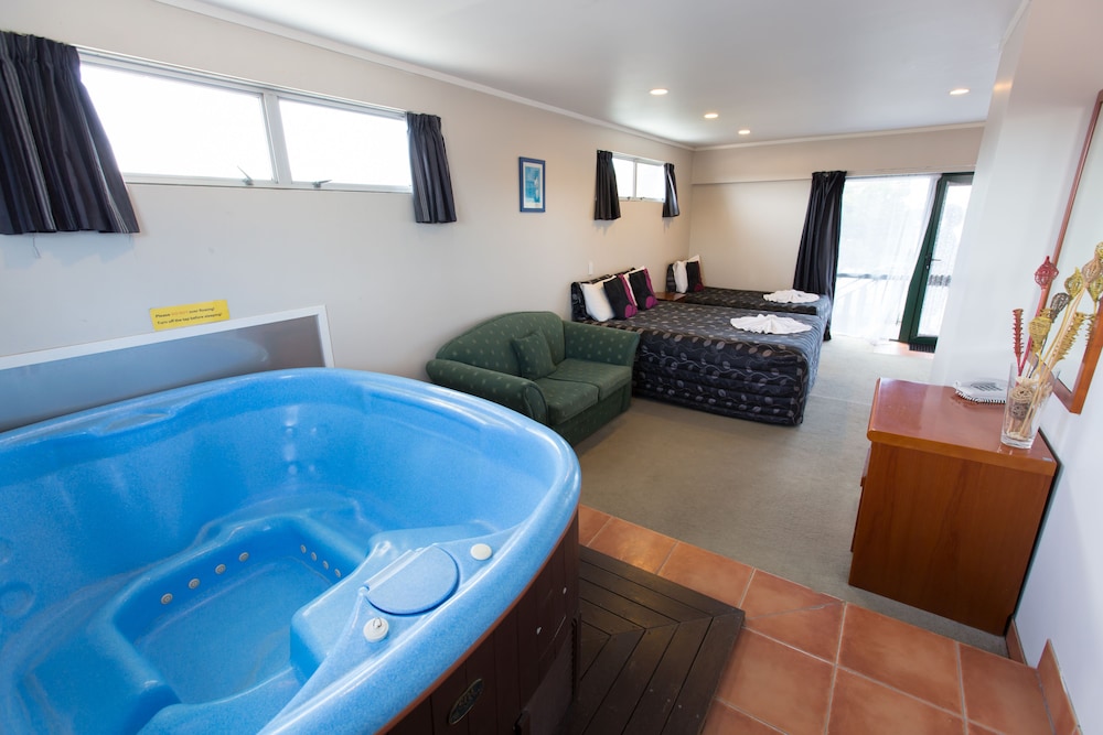 Studio With Hot-Tub (1Q + 1S) photo 1